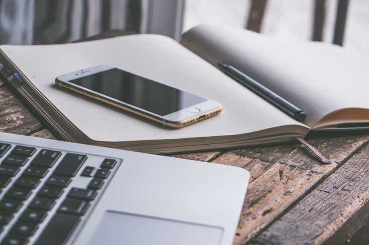 Schreibtisch mit Laptop und Smartphone