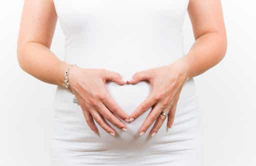 Schützende Hände vor Babybauch